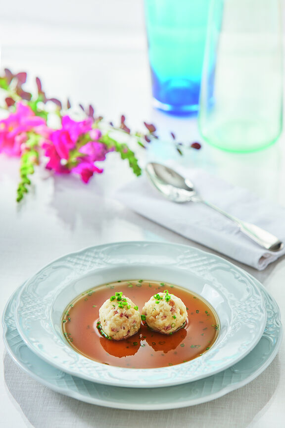 Magdas ESSEN Rindssuppe mit Speckknödel c Peter Barci